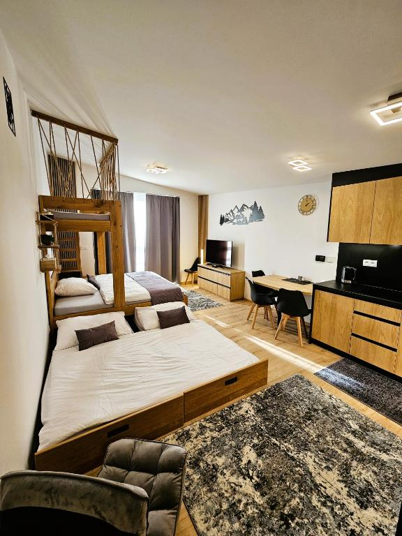 Horský apartmán spálňa a kuchyňa